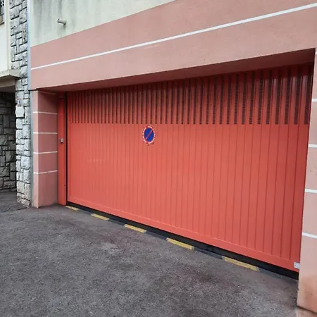 Joli F2 46m2 Centre, Balcon,parking Mentona